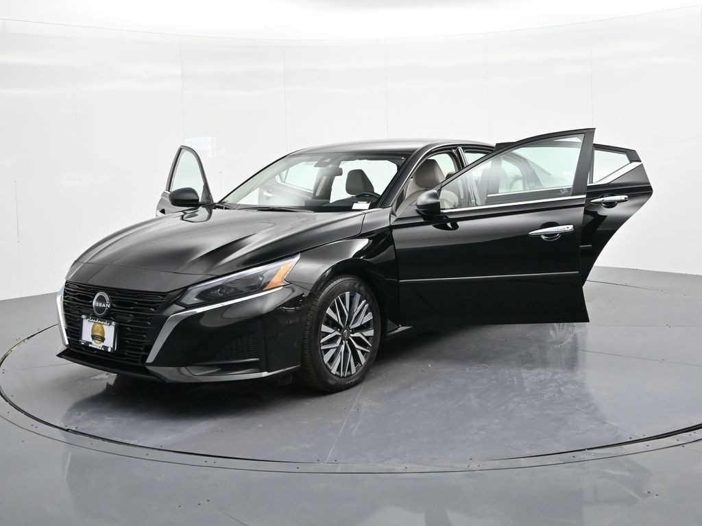 Nissan Altima Vehicle Full-screen Gallery Image 26