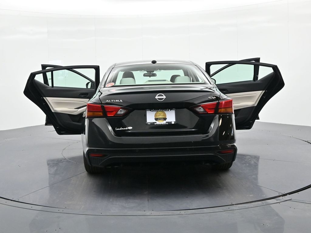 Nissan Altima Vehicle Full-screen Gallery Image 27