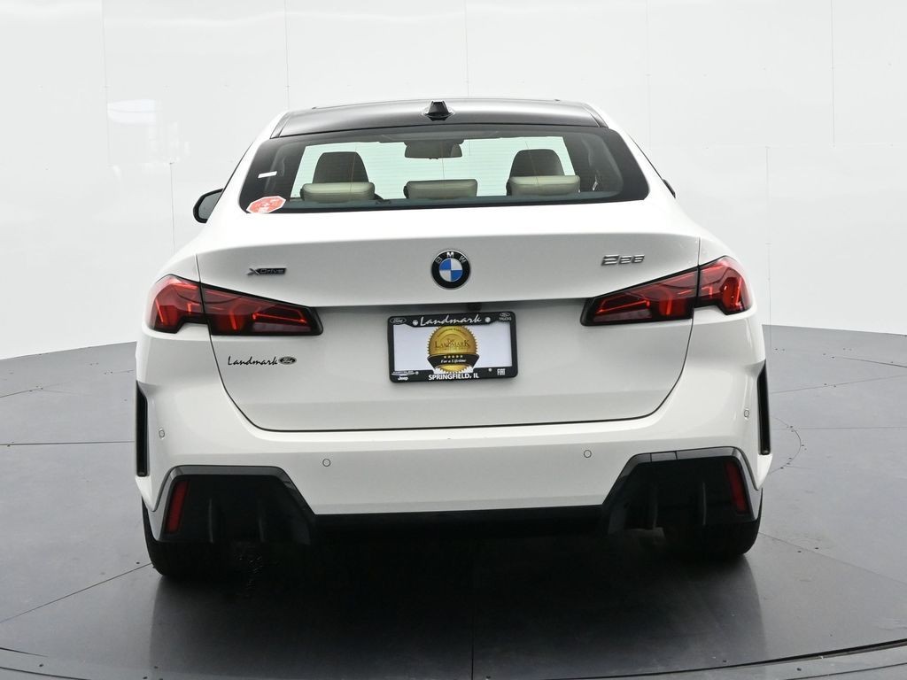 BMW 2 Series Vehicle Full-screen Gallery Image 07