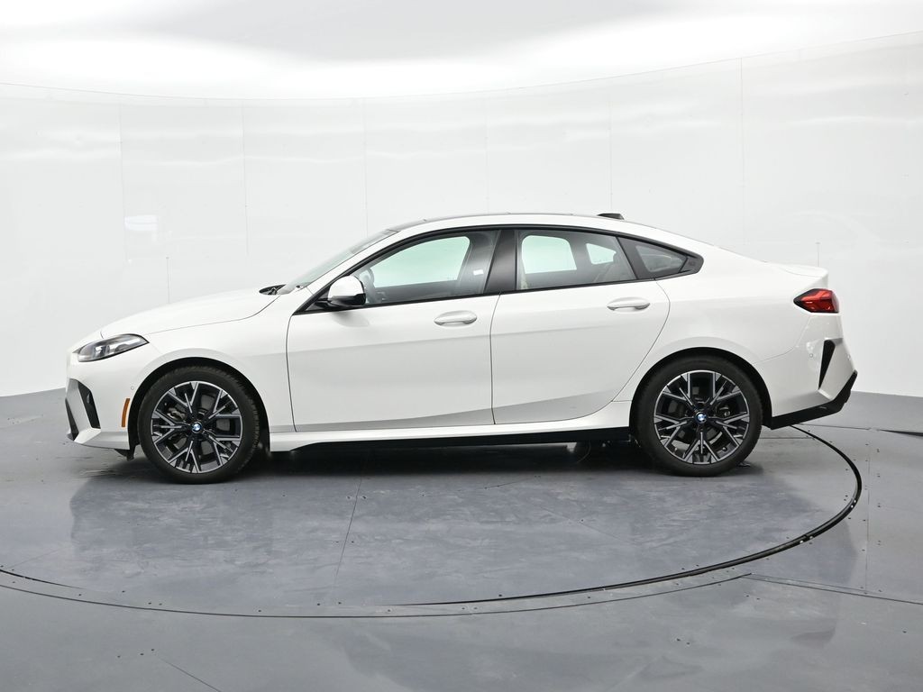 BMW 2 Series Vehicle Full-screen Gallery Image 09