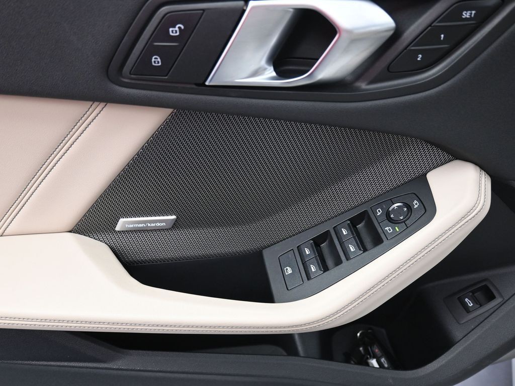 BMW 2 Series Vehicle Full-screen Gallery Image 10