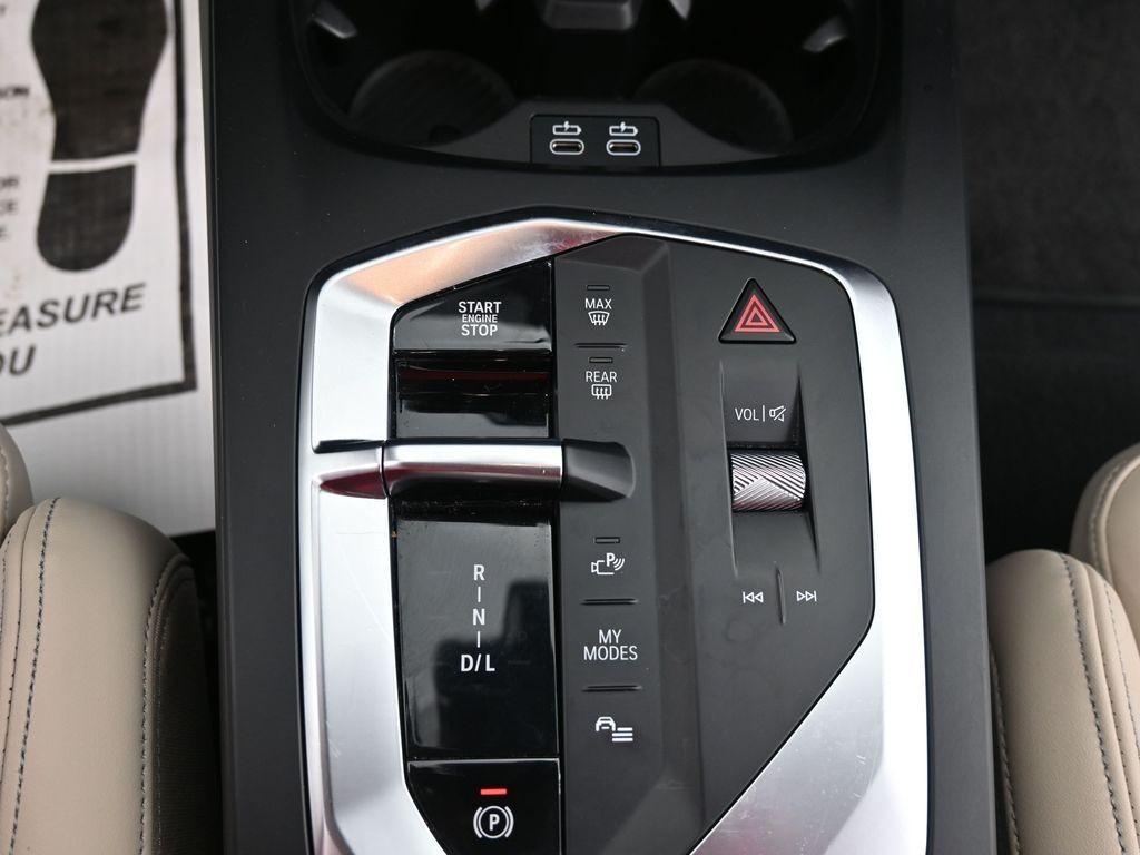 BMW 2 Series Vehicle Full-screen Gallery Image 12