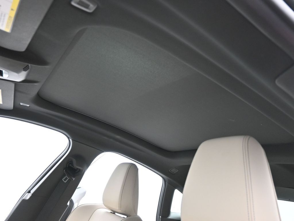 BMW 2 Series Vehicle Full-screen Gallery Image 14