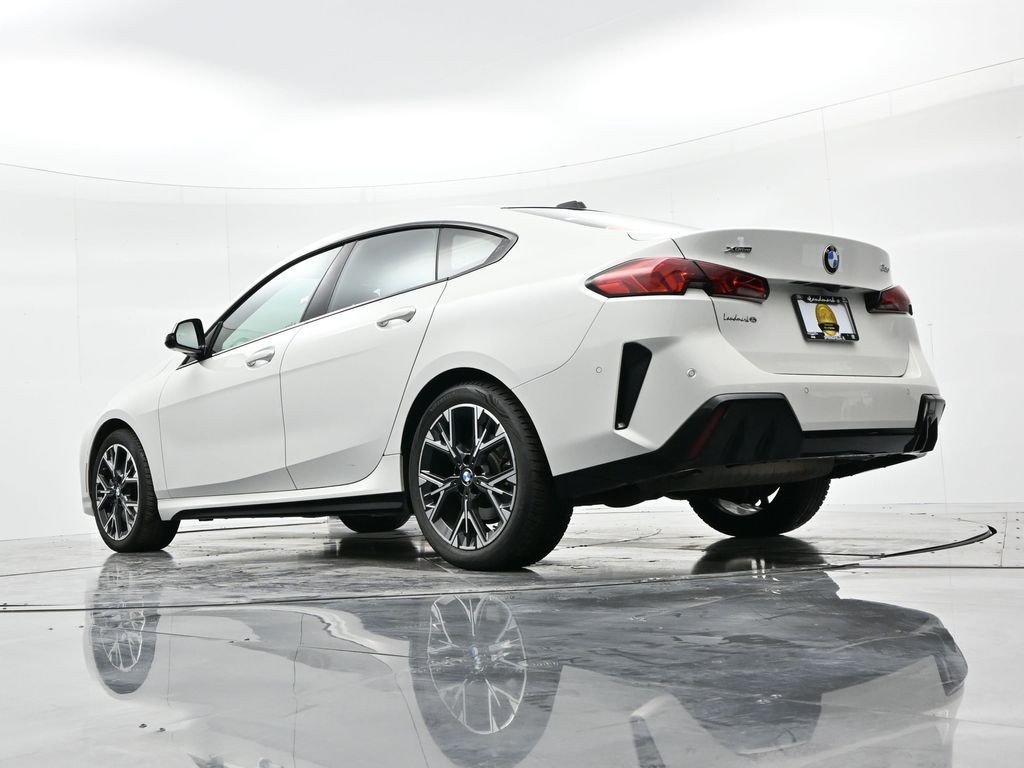 BMW 2 Series Vehicle Full-screen Gallery Image 20