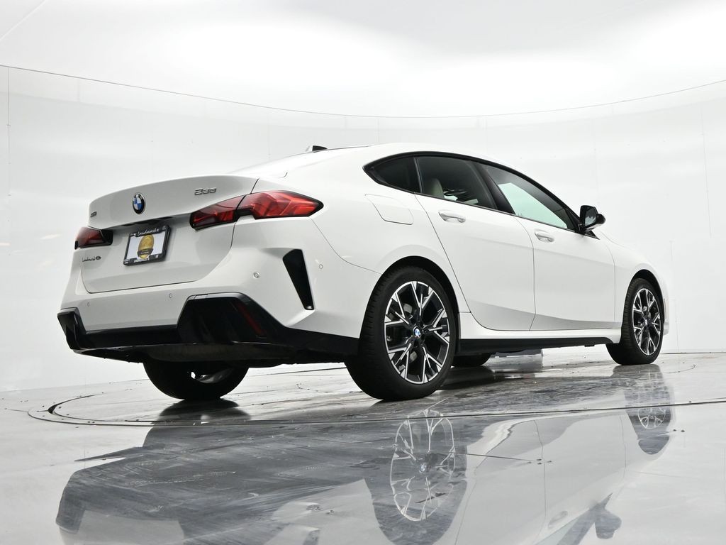 BMW 2 Series Vehicle Full-screen Gallery Image 22