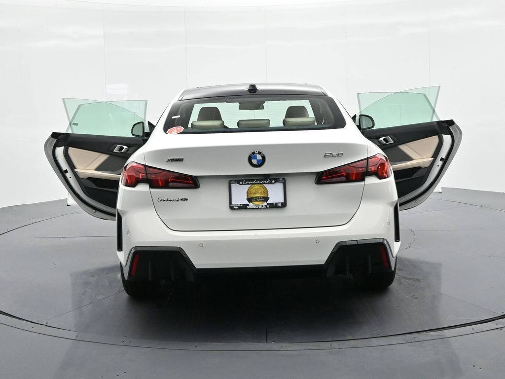 BMW 2 Series Vehicle Full-screen Gallery Image 27