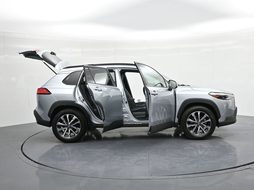 Toyota Corolla Cross Vehicle Full-screen Gallery Image 24