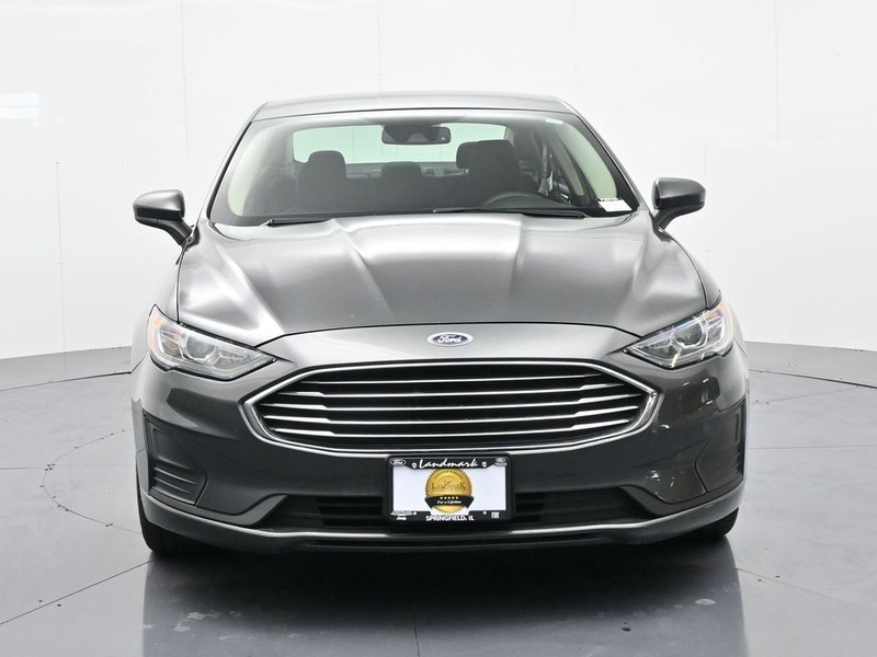 Ford Fusion Hybrid Vehicle Full-screen Gallery Image 3