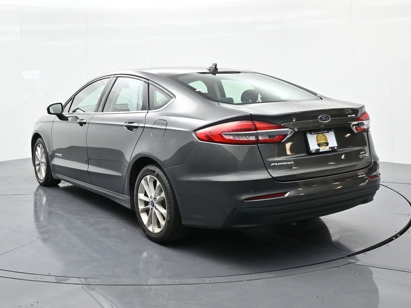 Ford Fusion Hybrid Vehicle Full-screen Gallery Image 8