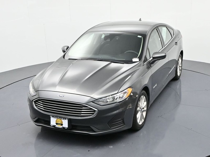 Ford Fusion Hybrid Vehicle Full-screen Gallery Image 16