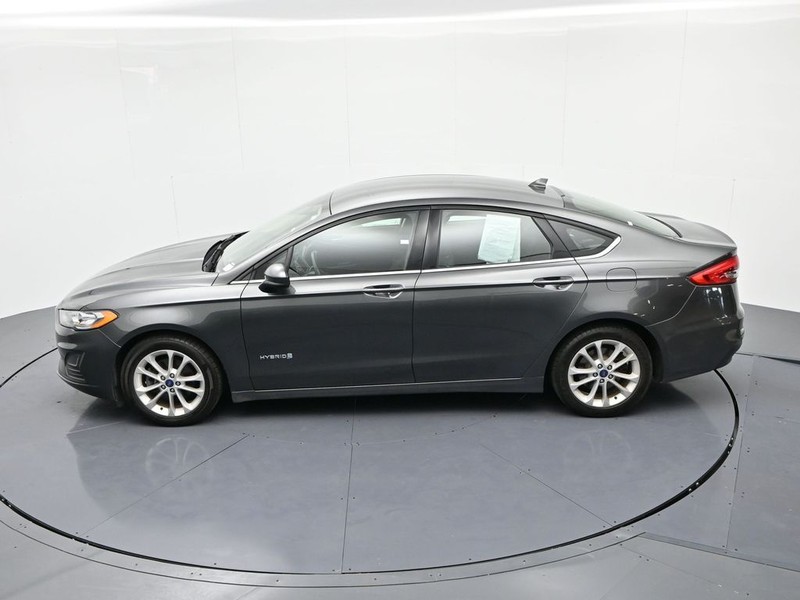 Ford Fusion Hybrid Vehicle Full-screen Gallery Image 17