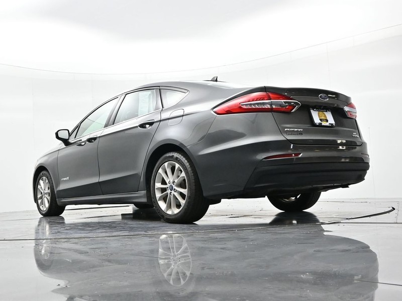 Ford Fusion Hybrid Vehicle Full-screen Gallery Image 18