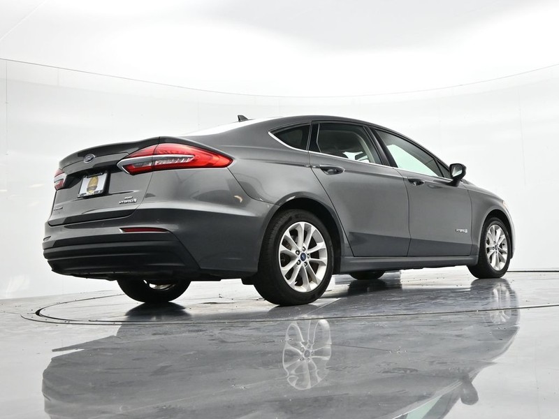Ford Fusion Hybrid Vehicle Full-screen Gallery Image 20