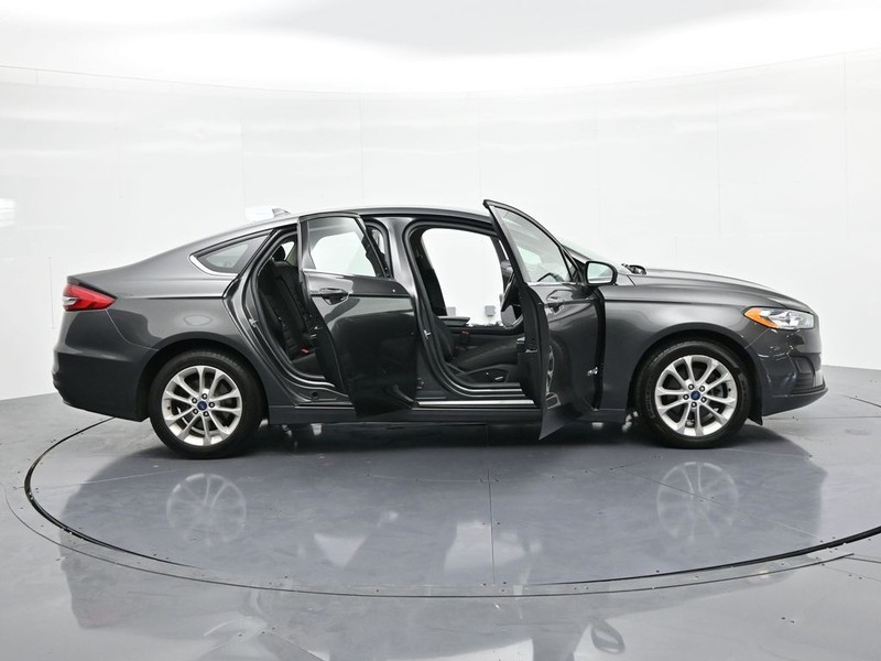 Ford Fusion Hybrid Vehicle Full-screen Gallery Image 22