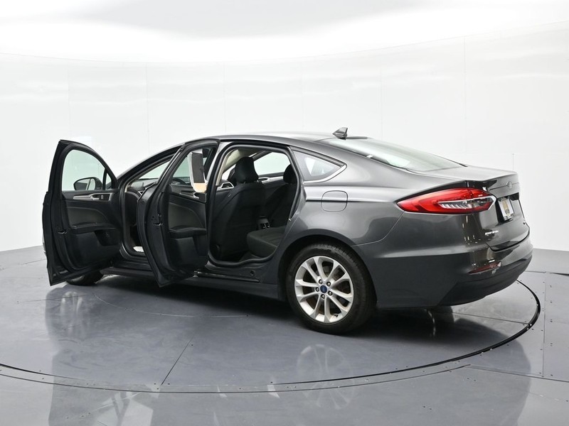 Ford Fusion Hybrid Vehicle Full-screen Gallery Image 23
