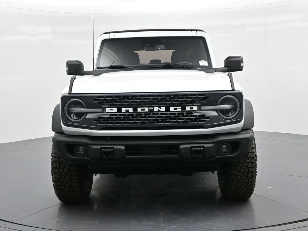 Ford Bronco Vehicle Full-screen Gallery Image 03