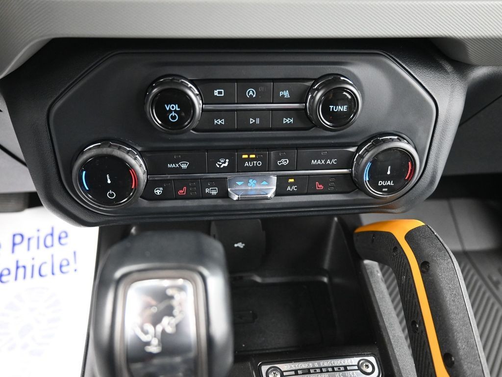 Ford Bronco Vehicle Full-screen Gallery Image 11