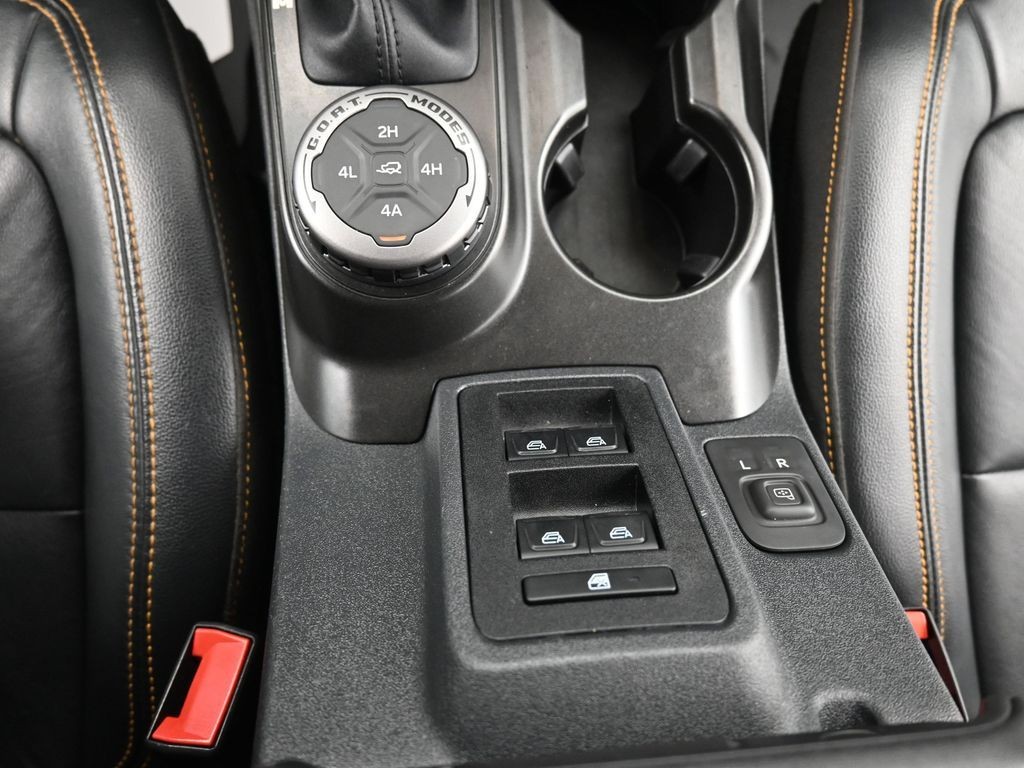 Ford Bronco Vehicle Full-screen Gallery Image 12