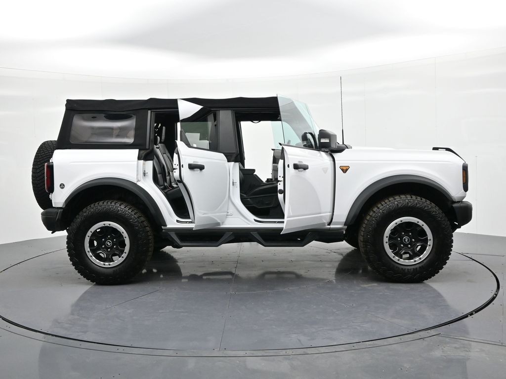 Ford Bronco Vehicle Full-screen Gallery Image 24