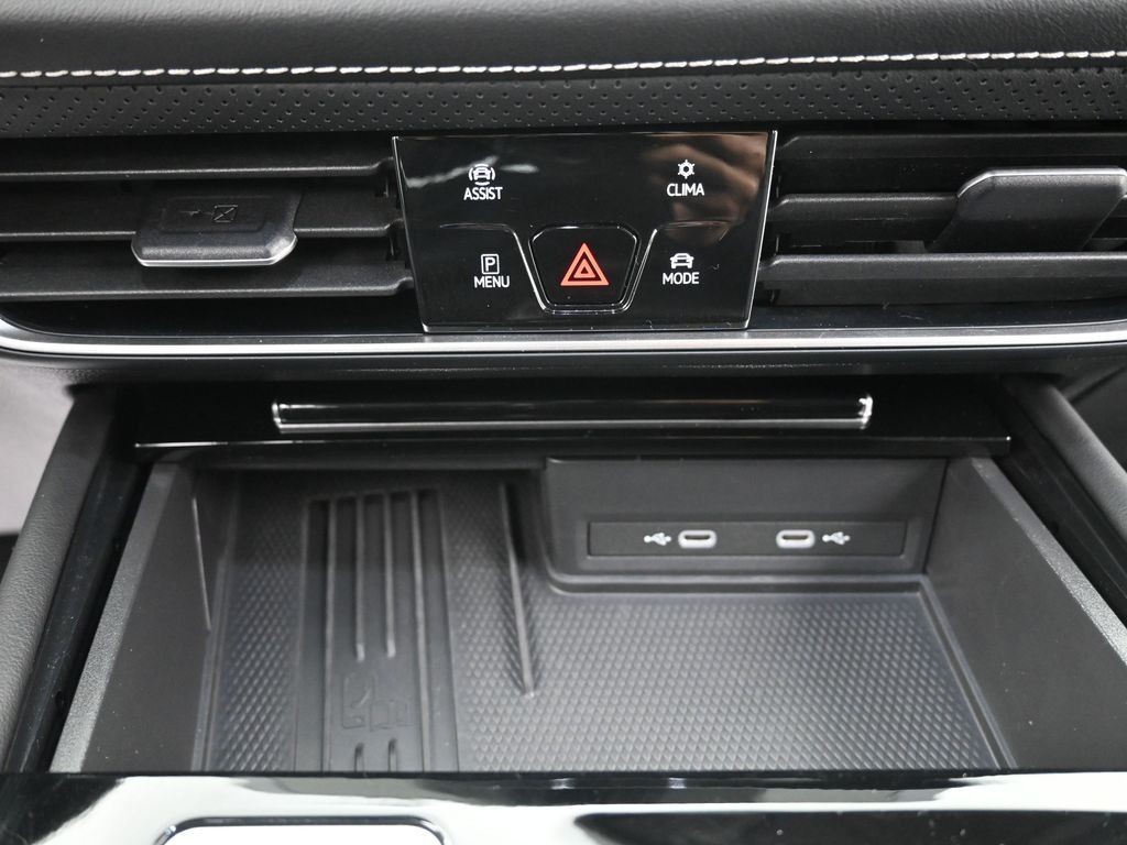 Volkswagen Atlas Vehicle Full-screen Gallery Image 14