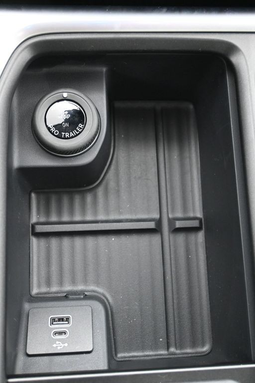 Ford Expedition Vehicle Full-screen Gallery Image 16