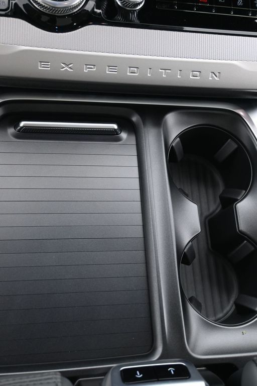 Ford Expedition Vehicle Full-screen Gallery Image 18