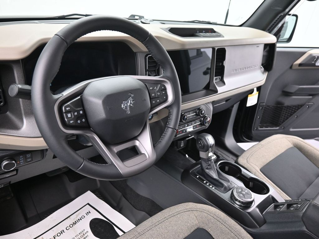 Ford Bronco Vehicle Full-screen Gallery Image 16