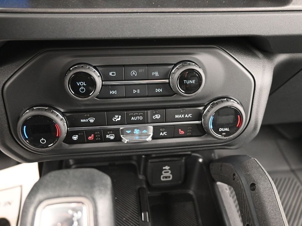 Ford Bronco Vehicle Full-screen Gallery Image 13