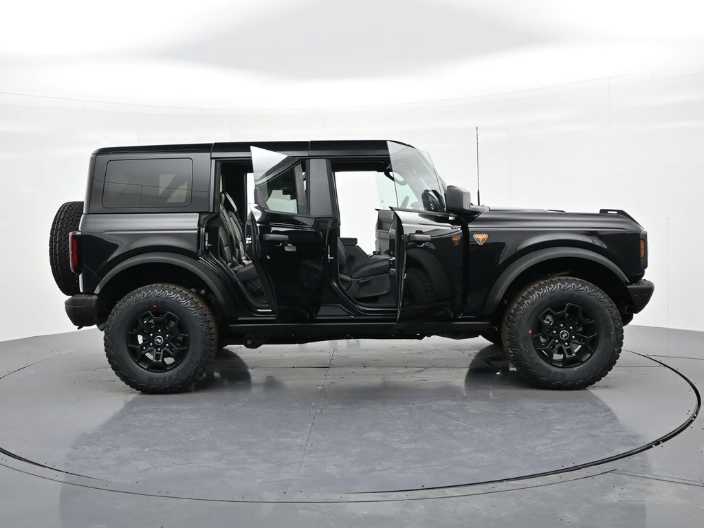 Ford Bronco Vehicle Full-screen Gallery Image 25