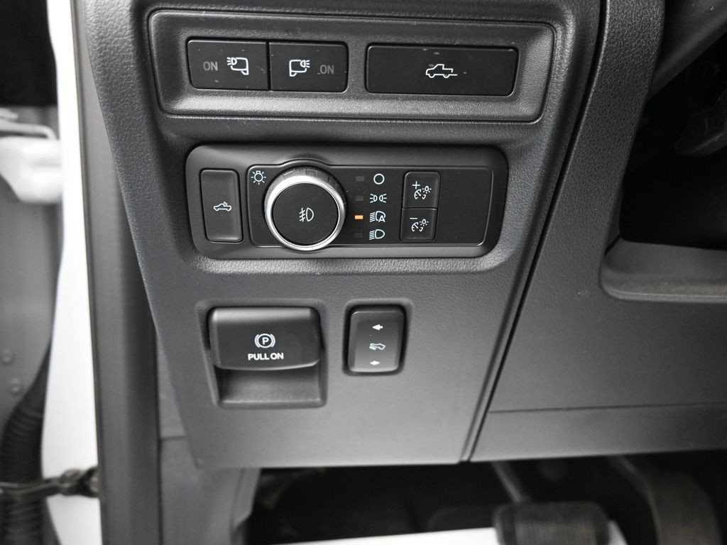 Ford F-150 Vehicle Full-screen Gallery Image 15