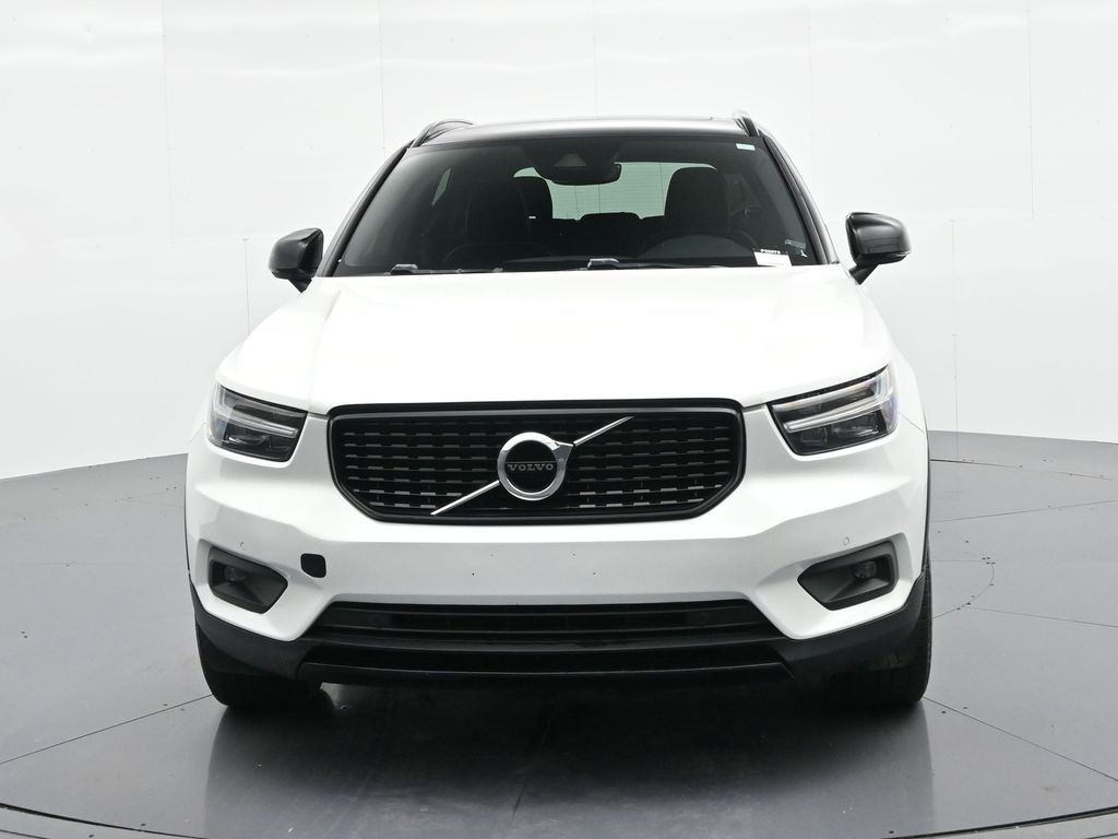 Volvo XC40 Vehicle Full-screen Gallery Image 3