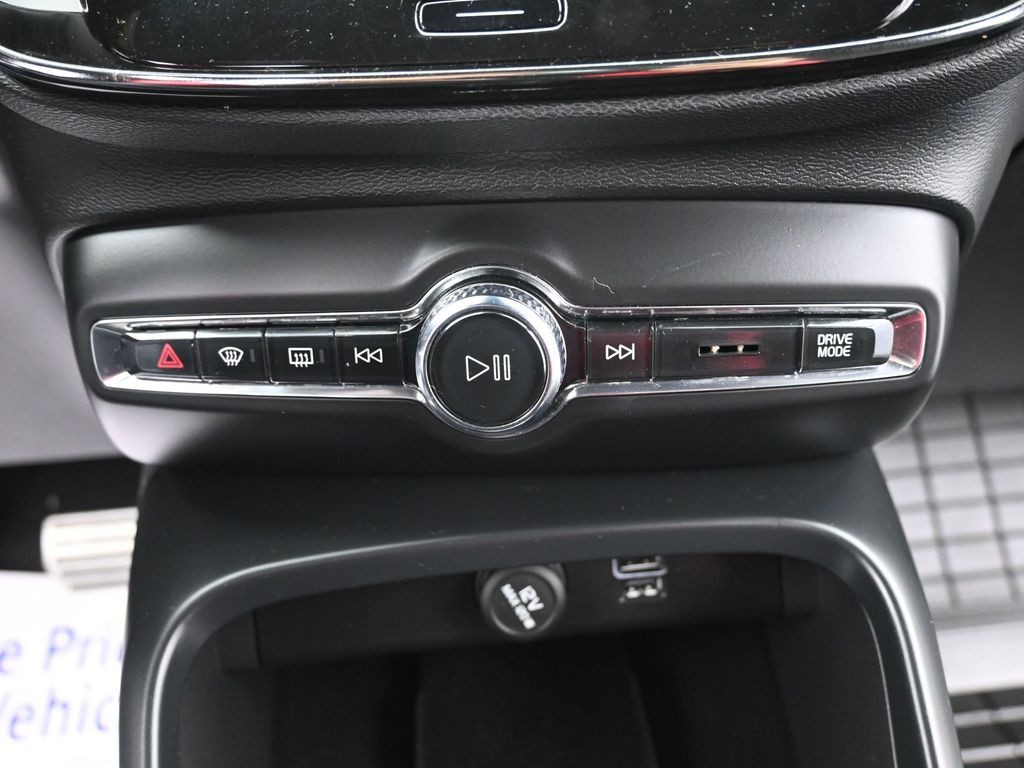 Volvo XC40 Vehicle Full-screen Gallery Image 11