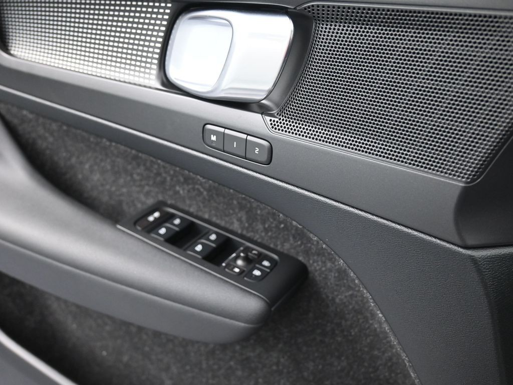 Volvo XC40 Vehicle Full-screen Gallery Image 15