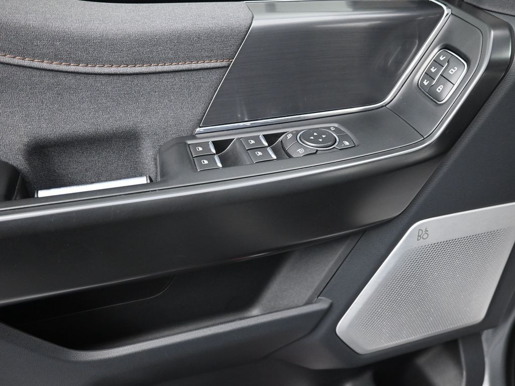 Ford F-150 Vehicle Full-screen Gallery Image 12