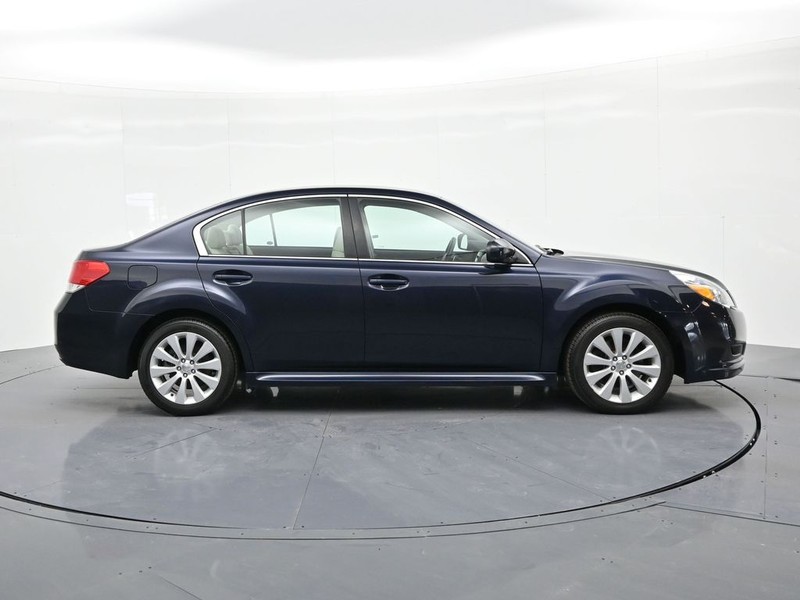 Subaru Legacy Vehicle Full-screen Gallery Image 5