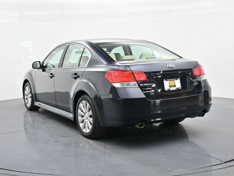 Subaru Legacy Vehicle Full-screen Gallery Image 8