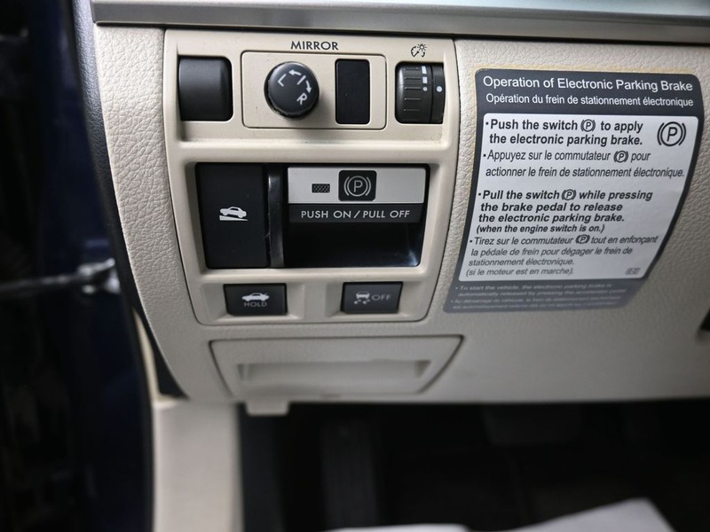 Subaru Legacy Vehicle Full-screen Gallery Image 10