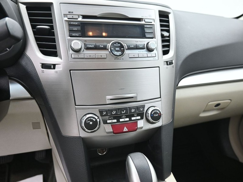 Subaru Legacy Vehicle Full-screen Gallery Image 12