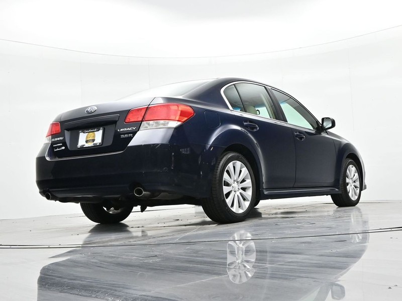 Subaru Legacy Vehicle Full-screen Gallery Image 21