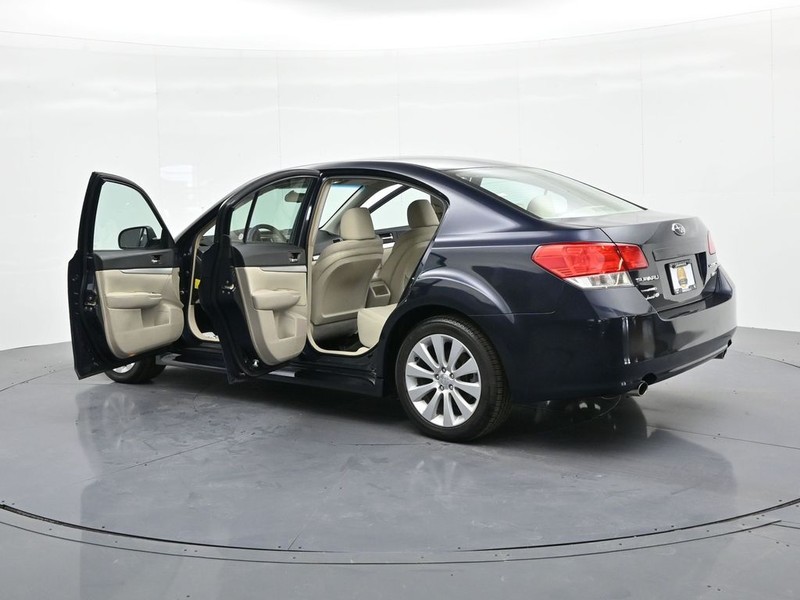 Subaru Legacy Vehicle Full-screen Gallery Image 24
