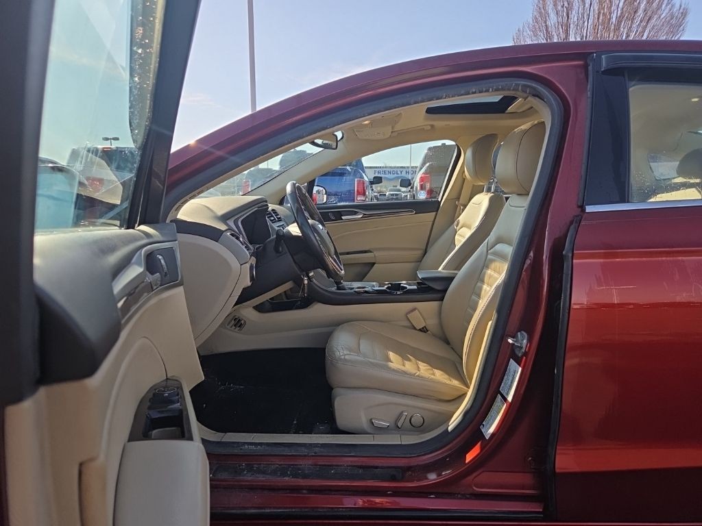 Ford Fusion Vehicle Full-screen Gallery Image 02