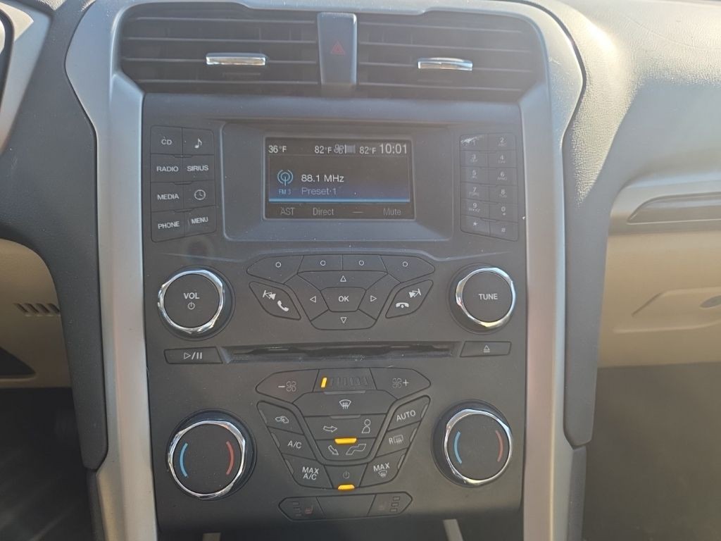 Ford Fusion Vehicle Full-screen Gallery Image 12