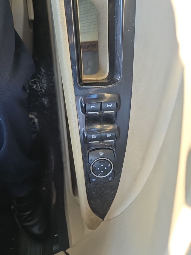 Ford Fusion Vehicle Full-screen Gallery Image 9