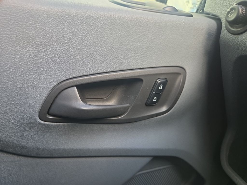 Ford Transit Wagon Vehicle Full-screen Gallery Image 10