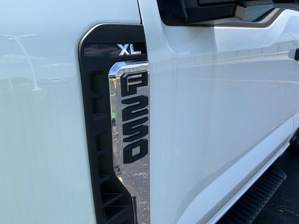 Ford F-250SD Vehicle Full-screen Gallery Image 3
