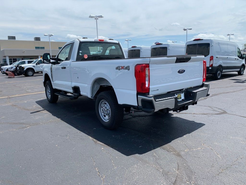 Ford F-250SD Vehicle Full-screen Gallery Image 6