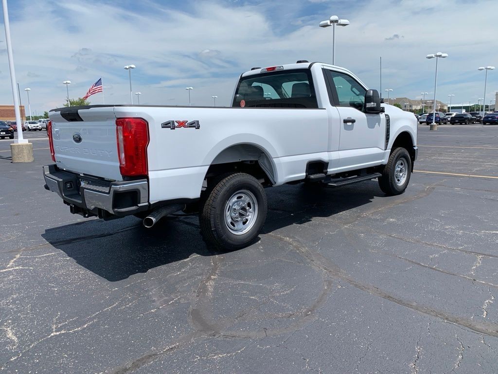 Ford F-250SD Vehicle Full-screen Gallery Image 7
