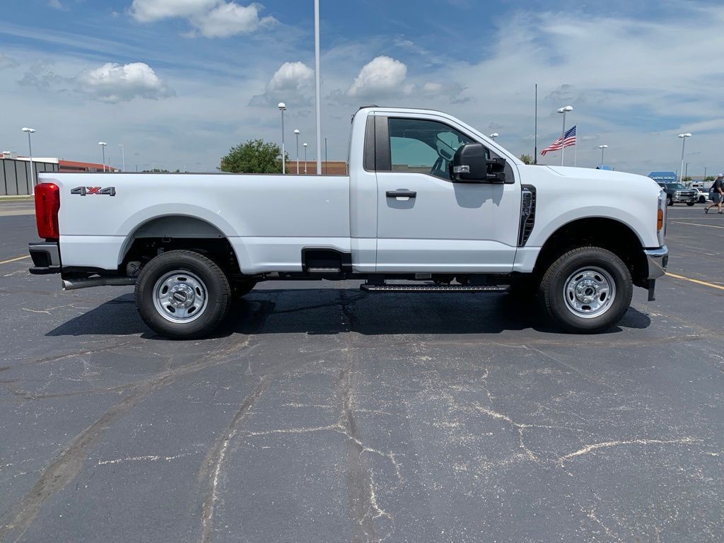 Ford F-250SD Vehicle Full-screen Gallery Image 8