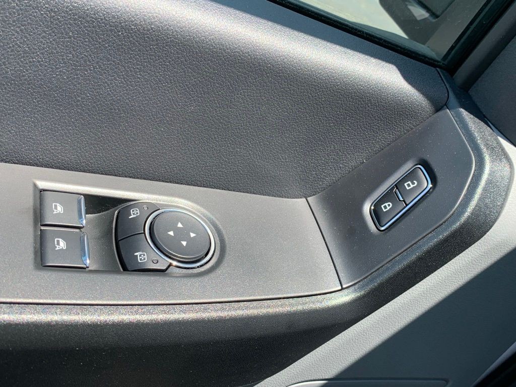 Ford F-250SD Vehicle Full-screen Gallery Image 11