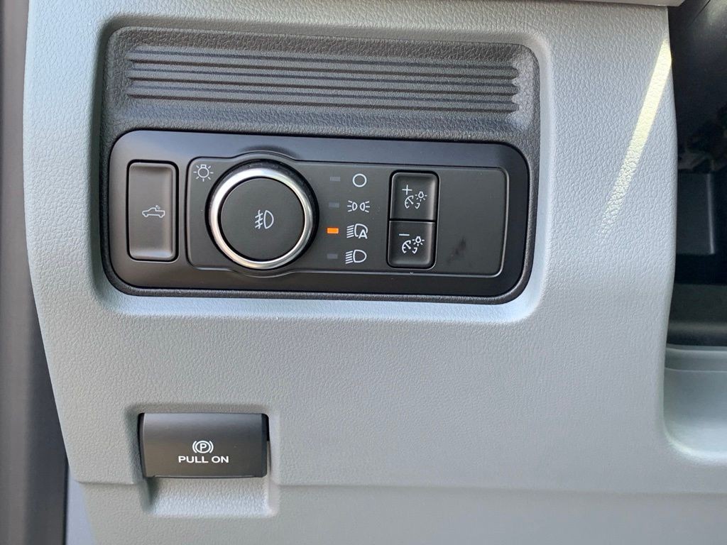 Ford F-250SD Vehicle Full-screen Gallery Image 12